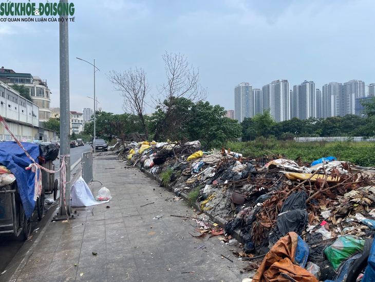 Hà Nội: Rác thải ngổn ngang, ô tô đỗ vô tội vạ trên vỉa hè công viên - Ảnh 2. Hà Nội: Rác thải ngổn ngang, ô tô đỗ vô tội vạ trên vỉa hè công viên - Ảnh 2.