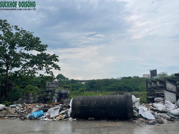 Hà Nội: Rác thải ngổn ngang, ô tô đỗ vô tội vạ trên vỉa hè công viên - Ảnh 5. Hà Nội: Rác thải ngổn ngang, ô tô đỗ vô tội vạ trên vỉa hè công viên - Ảnh 5.