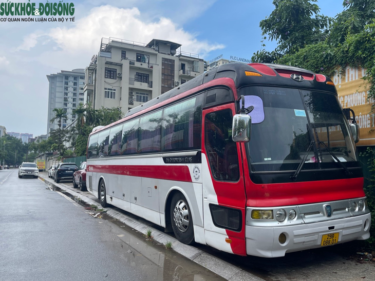 Hà Nội: Rác thải ngổn ngang, ô tô đỗ vô tội vạ trên vỉa hè công viên - Ảnh 8. Hà Nội: Rác thải ngổn ngang, ô tô đỗ vô tội vạ trên vỉa hè công viên - Ảnh 8.