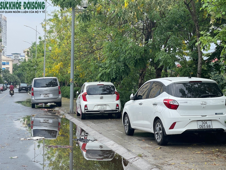 Hà Nội: Rác thải ngổn ngang, ô tô đỗ vô tội vạ trên vỉa hè công viên - Ảnh 9. Hà Nội: Rác thải ngổn ngang, ô tô đỗ vô tội vạ trên vỉa hè công viên - Ảnh 9.