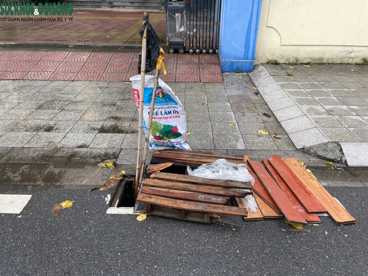 Hà Nội: Rác thải ngổn ngang, ô tô đỗ vô tội vạ trên vỉa hè công viên - Ảnh 12. Hà Nội: Rác thải ngổn ngang, ô tô đỗ vô tội vạ trên vỉa hè công viên - Ảnh 12.