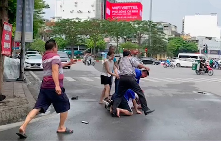 Bắt 2 đối tượng cản trở, hành hung phóng viên nhập viện - Ảnh 2.