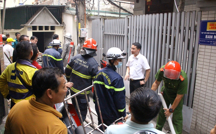 Nỗ lực tiếp cận đám cháy nhà dân trong ngõ nhỏ tại quận Thanh Xuân