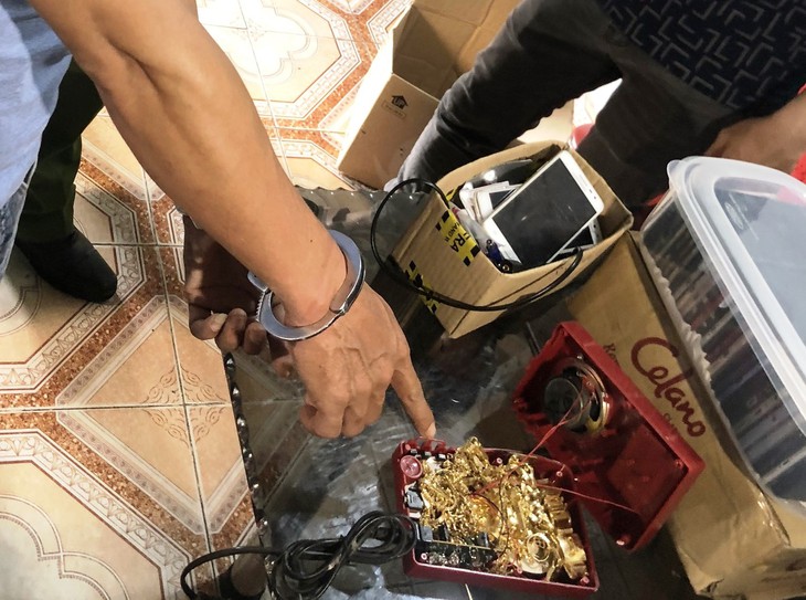 "Qua mặt" camera giám sát để trộm gần 1 tỷ đồng của tiệm cầm đồ - Ảnh 2. "Qua mặt" camera giám sát để trộm gần 1 tỷ đồng của tiệm cầm đồ - Ảnh 2.