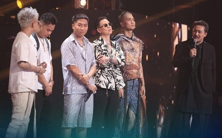 Vướng nhiều 'chỉ trích' sau 2 tập lên sóng, nhà sản xuất Rap Việt vẫn giữ động thái im lặng - Ảnh 3. Vướng nhiều 'chỉ trích' sau 2 tập lên sóng, nhà sản xuất Rap Việt vẫn giữ động thái im lặng - Ảnh 3.