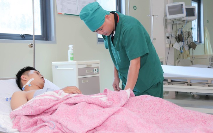 Vừa xuống xe ô tô người đàn ông bị xe máy tông từ phía sau suýt mất mạng