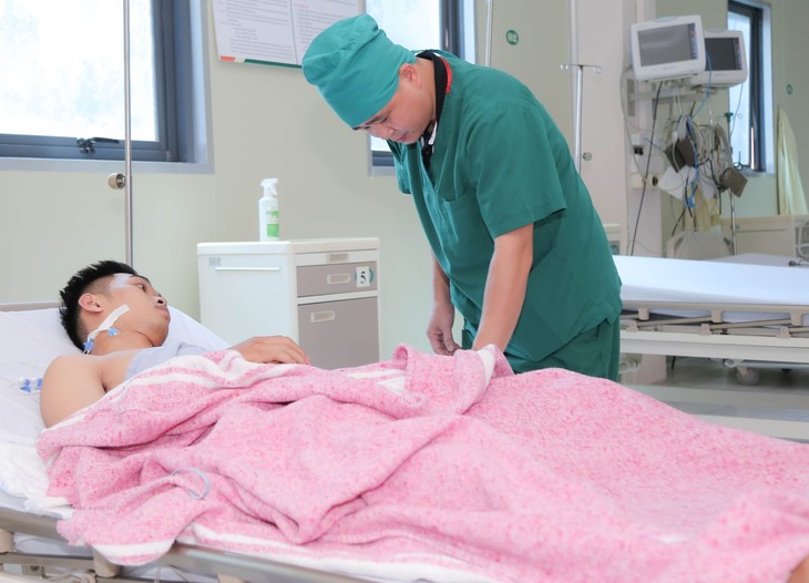 Xe máy tông từ phía sau, người đàn ông mất 3 lít máu - Ảnh 1. Xe máy tông từ phía sau, người đàn ông mất 3 lít máu - Ảnh 1.