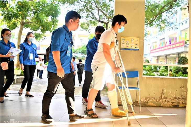 Phương án nào hỗ trợ thí sinh thi lớp 10 không may bị gãy tay, gãy chân…? - Ảnh 2.