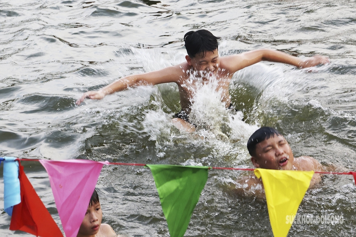 Biến ao tù, ô nhiễm thành bể bơi miễn phí, trẻ em thích thú tắm "giải nhiệt" - Ảnh 2.