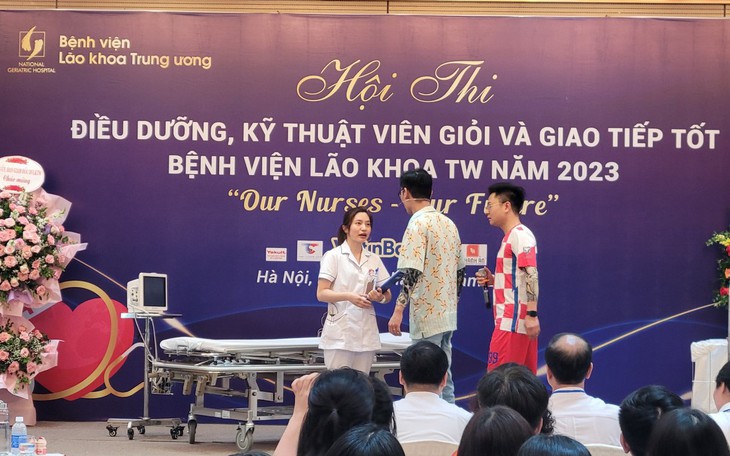 Điều dưỡng, kỹ thuật viên "tranh tài" giao tiếp ứng xử với người bệnh