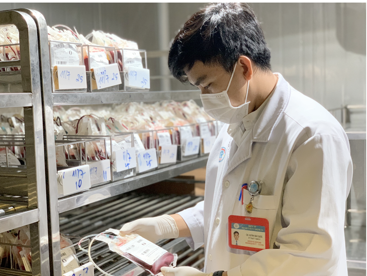 Bệnh viện Chợ Rẫy hỗ trợ nguồn máu cho khu vực miền Tây - Ảnh 1.
