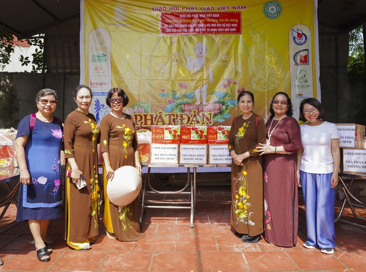 Điều xưa nay hiếm thấy ở một chuyến đi thiện nguyện đến Bắc Giang! - Ảnh 14. Điều xưa nay hiếm thấy ở một chuyến đi thiện nguyện đến Bắc Giang! - Ảnh 14.