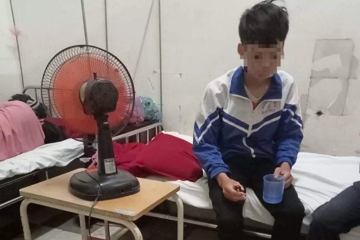Bố của nam sinh bị hàng chục bạn học hành hung nhập viện phải bỏ lỡ kỳ thi nói gì? - Ảnh 1. Bố của nam sinh bị hàng chục bạn học hành hung nhập viện phải bỏ lỡ kỳ thi nói gì? - Ảnh 1.