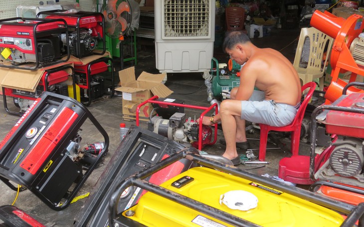 Lợi dụng việc cắt điện để tăng giá máy phát điện, quạt tích điện thu lợi bất hợp pháp sẽ bị xử lý nghiêm