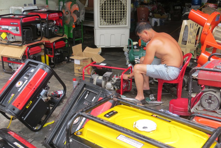 Các cửa hàng kinh doanh máy phát điện liên tục nhập về các lô hàng mới để đáp ứng nhu cầu của khách.
