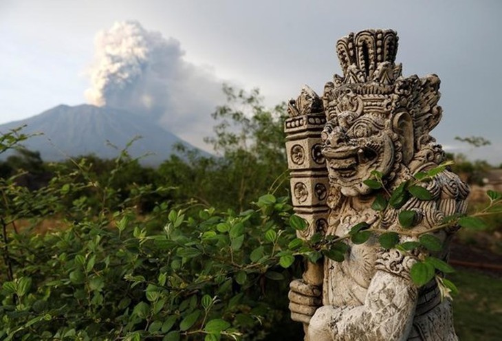 Indonesia: Bali chính thức cấm du khách lên núi thiêng - Ảnh 1.