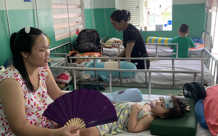 Bác sĩ chỉ  2 dấu hiệu "kinh điển" trước khi bệnh nhân tay chân miệng chuyển nặng