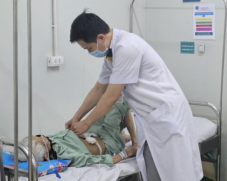 Tháo xoắn quai ruột non cứu cụ bà 100 tuổi - Ảnh 2.