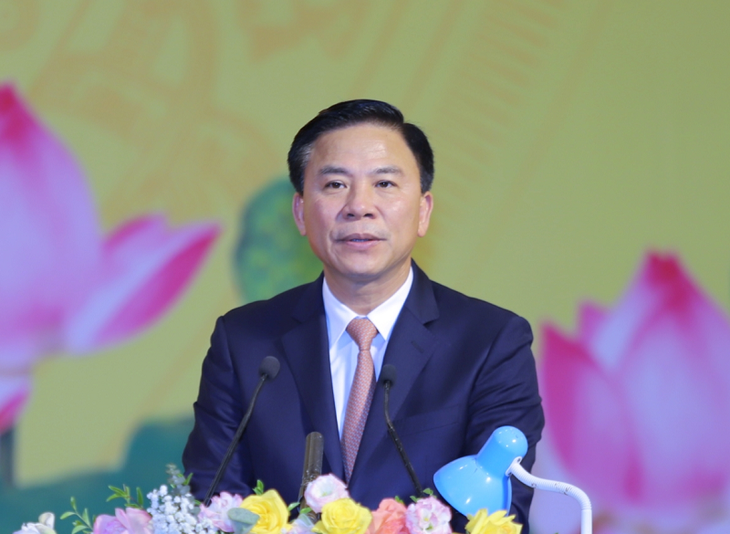 Cả hội trường xúc động nghe bài tham luận học tập Bác của cô gái trẻ không có 2 tay - Ảnh 4.