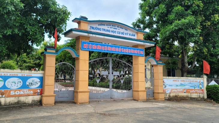 Hai thầy giáo ở Hà Tĩnh nghỉ làm sang Hàn Quốc tìm việc - Ảnh 1. Hai thầy giáo ở Hà Tĩnh nghỉ làm sang Hàn Quốc tìm việc - Ảnh 1.