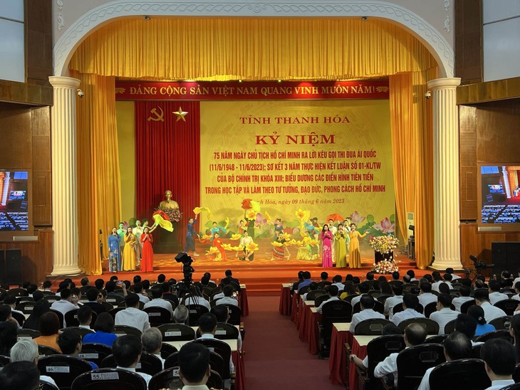 Cả hội trường xúc động nghe bài tham luận học tập Bác của cô gái trẻ không có 2 tay - Ảnh 1.