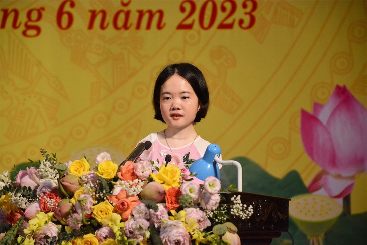 Cả hội trường xúc động nghe bài tham luận học tập Bác của cô gái trẻ không có 2 tay - Ảnh 3.