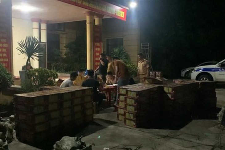 Bắt giữ hơn 1 tấn pháo đang trên đường vận chuyển - Ảnh 1.