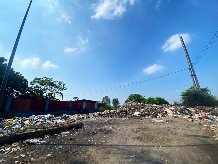 Hà Nội: Rác thải 'bủa vây' Cụm Công nghiệp Lai Xá - Ảnh 2. Hà Nội: Rác thải 'bủa vây' Cụm Công nghiệp Lai Xá - Ảnh 2.