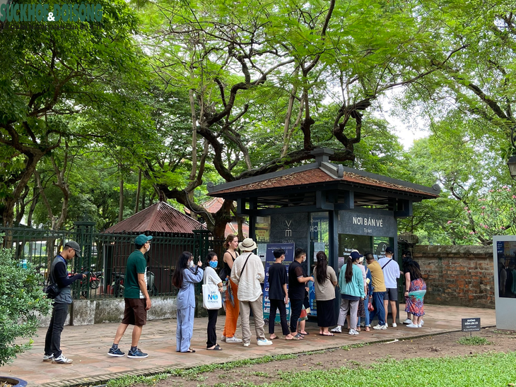 Cận ngày thi, sĩ tử "nườm nượp" đến Văn Miếu cầu may trước kỳ thi vào THPT - Ảnh 1.