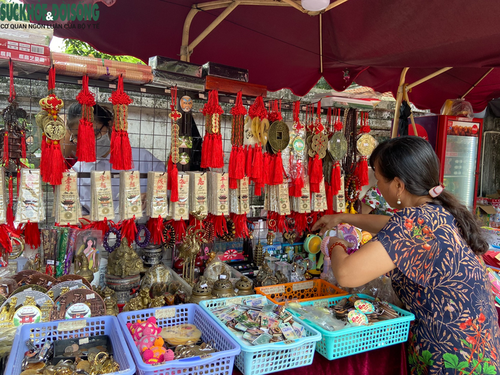 Cận ngày thi, sĩ tử "nườm nượp" đến Văn Miếu cầu may trước kỳ thi vào THPT - Ảnh 2.