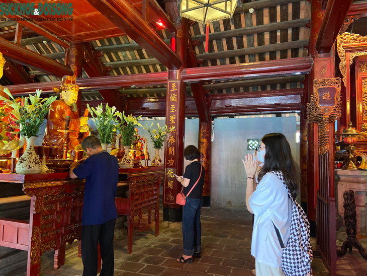 Cận ngày thi, sĩ tử "nườm nượp" đến Văn Miếu cầu may trước kỳ thi vào THPT - Ảnh 5.