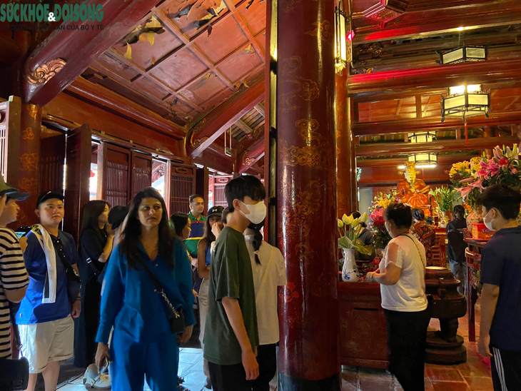 Cận ngày thi, sĩ tử "nườm nượp" đến Văn Miếu cầu may trước kỳ thi vào THPT - Ảnh 6.