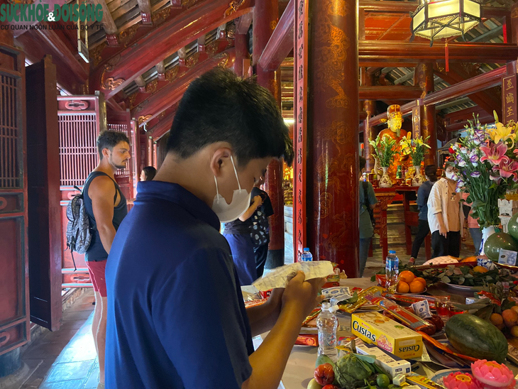 Cận ngày thi, sĩ tử "nườm nượp" đến Văn Miếu cầu may trước kỳ thi vào THPT - Ảnh 8.