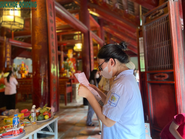 Cận ngày thi, sĩ tử "nườm nượp" đến Văn Miếu cầu may trước kỳ thi vào THPT - Ảnh 10.
