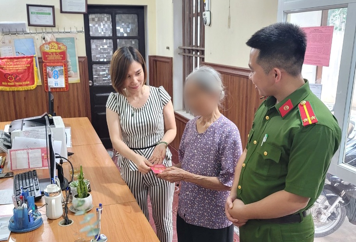 Hải Dương: Cụ bà 81 tuổi suýt bị lừa 100 triệu đồng từ đối tượng giả danh công an - Ảnh 1.