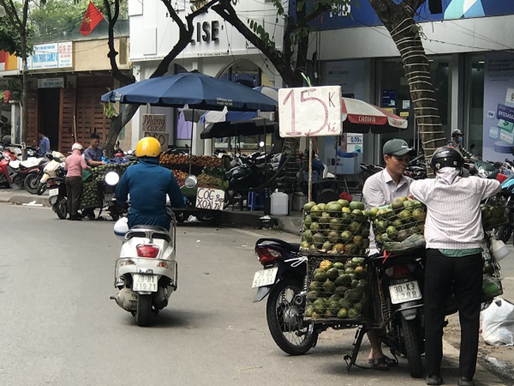 Nhức nhối "chợ" hoa quả dưới lòng đường Nguyễn Hữu Thọ - Ảnh 6.