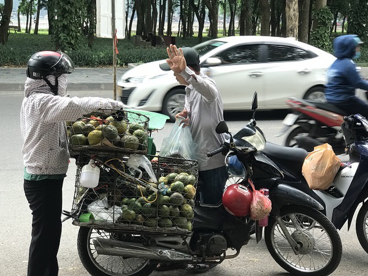 Nhức nhối "chợ" hoa quả dưới lòng đường Nguyễn Hữu Thọ - Ảnh 5.