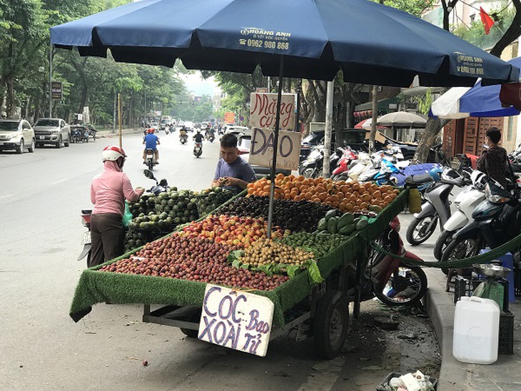 Nhức nhối "chợ" hoa quả dưới lòng đường Nguyễn Hữu Thọ - Ảnh 7.