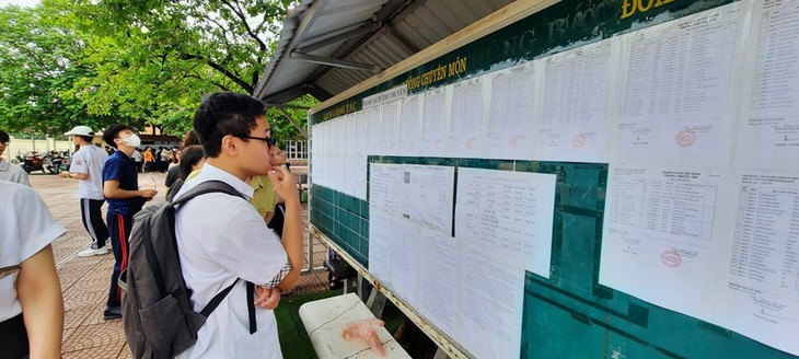 Thi lớp 10 tại Hà Nội: 9 thí sinh bị chấn thương tay phải, cần người hỗ trợ làm bài - Ảnh 2.