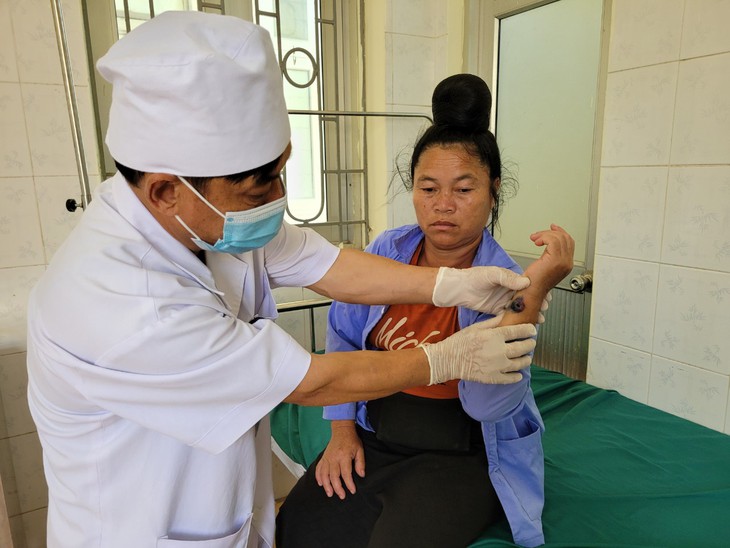 Lập chốt trạm kiểm soát vận chuyển gia súc, ngăn chặn dịch bệnh than lây lan - Ảnh 2.
