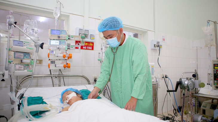 Cứu sống bệnh nhi sốc tim, rung thất do viêm cơ tim tối cấp - Ảnh 2.