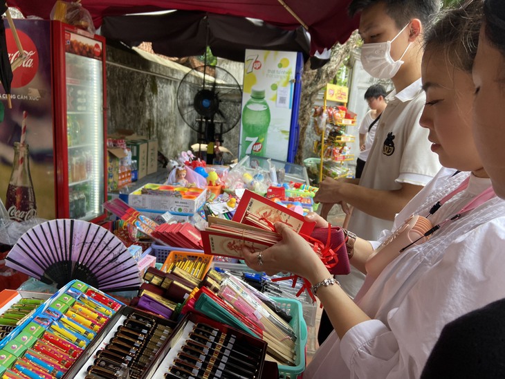 Cận ngày thi, sĩ tử "nườm nượp" đến Văn Miếu cầu may trước kỳ thi vào THPT - Ảnh 4.