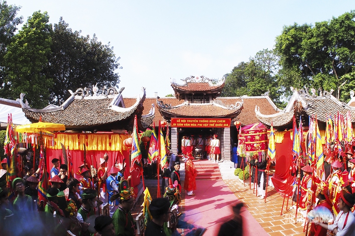 Độc đáo cảnh đàn ông ở Hà Nội mặc "váy cuốn" ra giữa sông Hồng lấy nước tại Lễ hội đình Chèm - Ảnh 2.