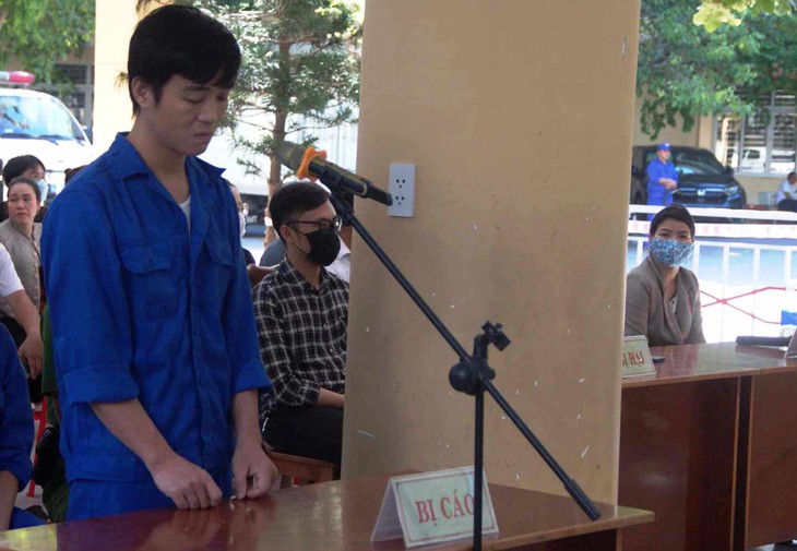 Dùng súng nhựa đi cướp ngân hàng, lãnh án 20 năm tù - Ảnh 1.