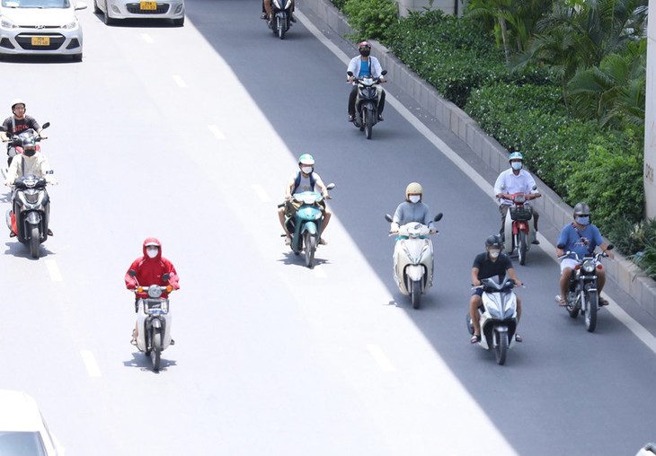 Hà Nội bước vào đợt nắng nóng dài nhất năm nhưng không quá gay gắt - Ảnh 2. Hà Nội bước vào đợt nắng nóng dài nhất năm nhưng không quá gay gắt - Ảnh 2.