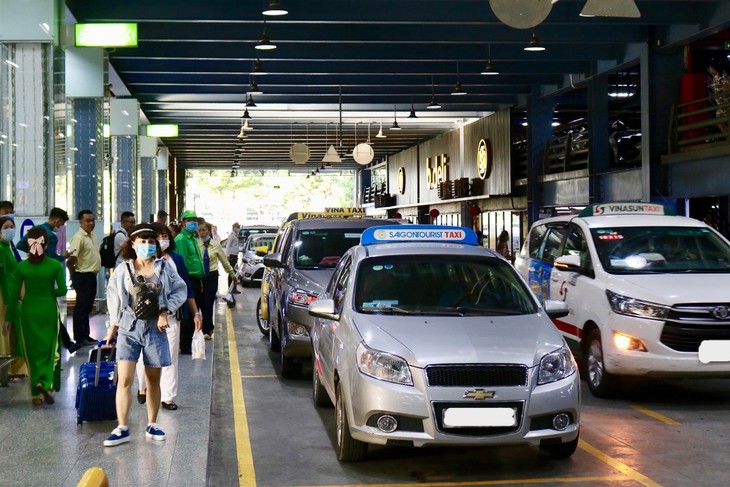 Xử lý nghiêm taxi chèn ép, gian lận giá khách tại sân bay - Ảnh 1. Xử lý nghiêm taxi chèn ép, gian lận giá khách tại sân bay - Ảnh 1.