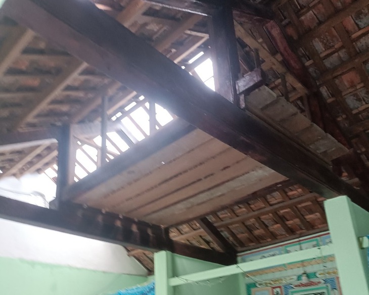 Hàng trăm nhà dân tốc mái do dông lốc ở Quảng Trị - Ảnh 1. Hàng trăm nhà dân tốc mái do dông lốc ở Quảng Trị - Ảnh 1.