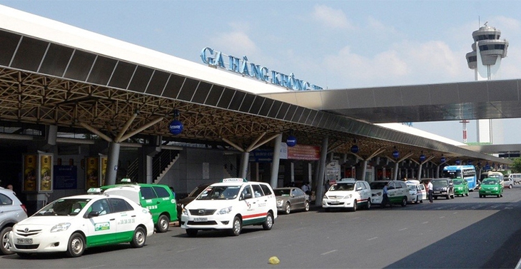 Xử lý nghiêm taxi chèn ép, gian lận giá khách tại sân bay - Ảnh 2. Xử lý nghiêm taxi chèn ép, gian lận giá khách tại sân bay - Ảnh 2.