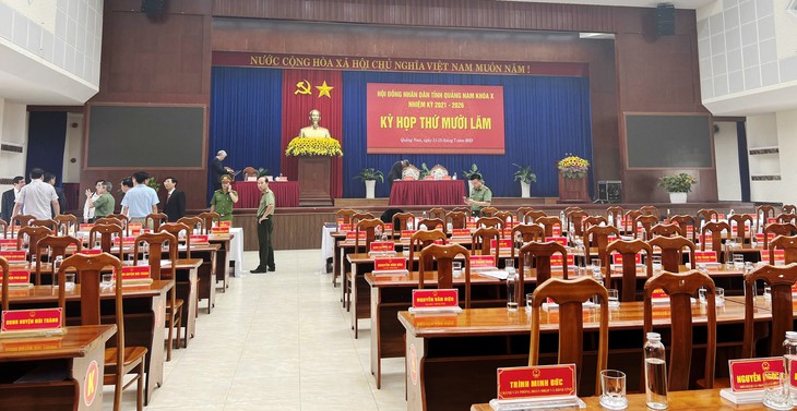 Khói bất ngờ bao trùm hội trường, HĐND phải tạm nghỉ họp - Ảnh 1. Khói bất ngờ bao trùm hội trường, HĐND phải tạm nghỉ họp - Ảnh 1.