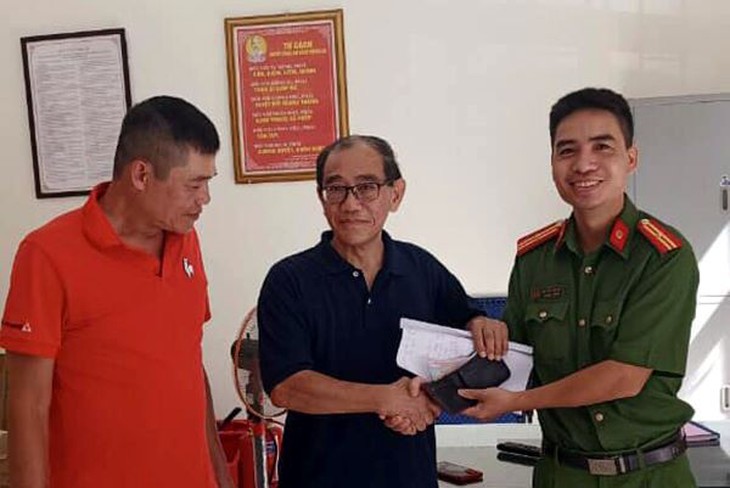 Liên tiếp tìm và trao trả tài sản cho người nước ngoài bị thất lạc - Ảnh 3.